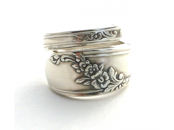 Violet spoon ring Queen Bess 1946