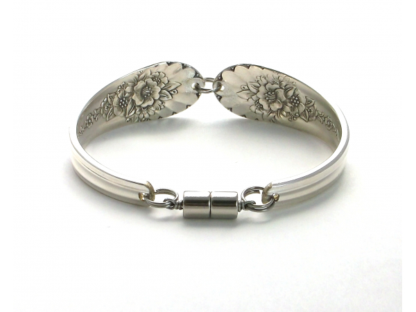 magnet clasp shown
